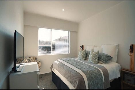 Photo of property in 2/9 Paruru Avenue, Northcote, Auckland, 0627