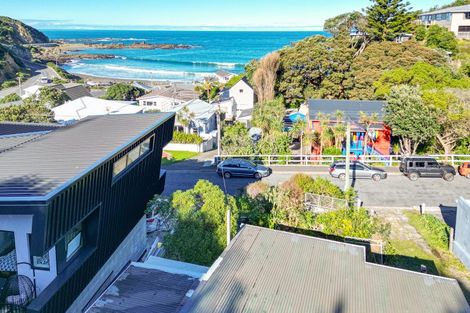 Photo of property in 14 Cave Road, Houghton Bay, Wellington, 6023