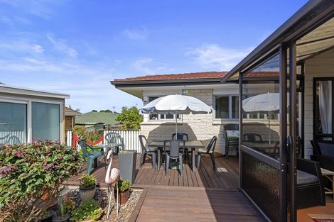 Photo of property in 2/5 Spring Grove, Henderson, Auckland, 0612