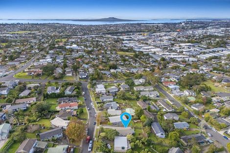Photo of property in 12 Finn Place, Totara Vale, Auckland, 0629