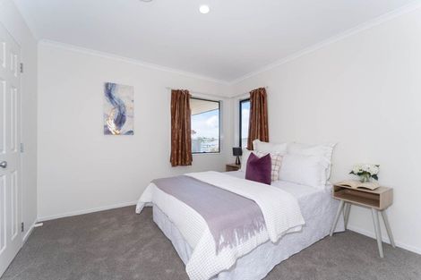 Photo of property in 17 Copplestone Place, New Lynn, Auckland, 0600