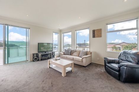 Photo of property in 10 Hollyford Place, Aotea, Porirua, 5024