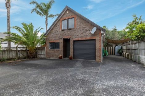 Photo of property in 37 Fields Parade, Oteha, Auckland, 0632