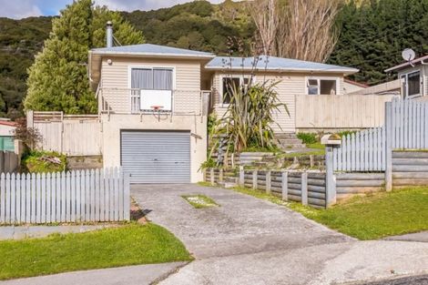 Photo of property in 15 Gardiner Grove, Wainuiomata, Lower Hutt, 5014