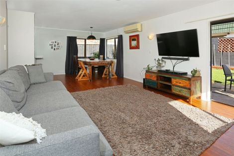 Photo of property in 3/98 Roberts Road, Te Atatu South, Auckland, 0610