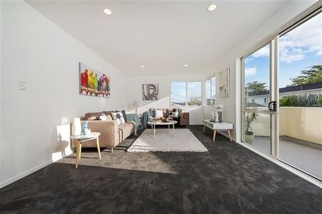 Photo of property in 2/42 Holland Road, Hillcrest, Auckland, 0627