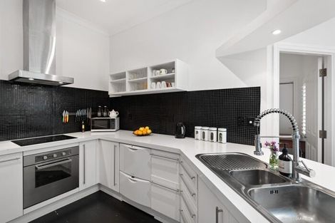 Photo of property in The Villas, 33u3 Hobson Street, Thorndon, Wellington, 6011