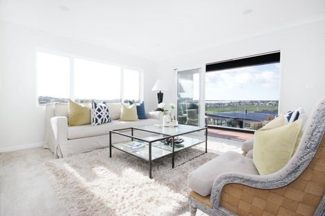 Photo of property in 16 Skulander Crescent, Orewa, 0931