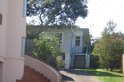 Photo of property in 2/3 Scarboro Terrace, Murrays Bay, Auckland, 0630