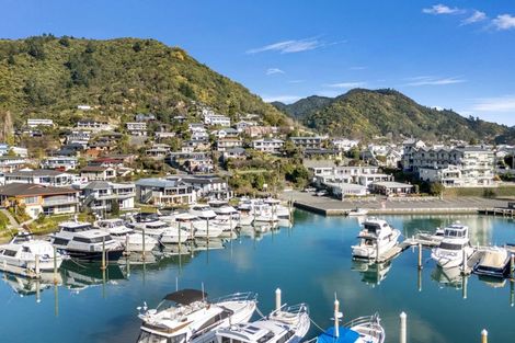 Photo of property in 39 Waikawa Road, Picton, 7220