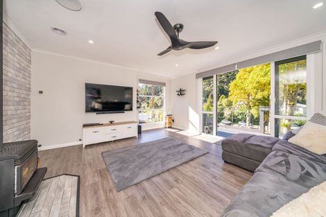 Photo of property in 114 Pinehaven Road, Pinehaven, Upper Hutt, 5019