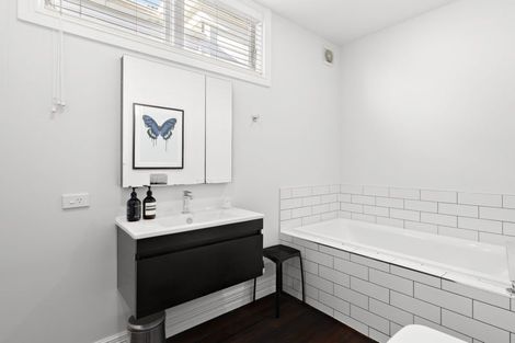 Photo of property in 17 West Road, Northland, Wellington, 6012