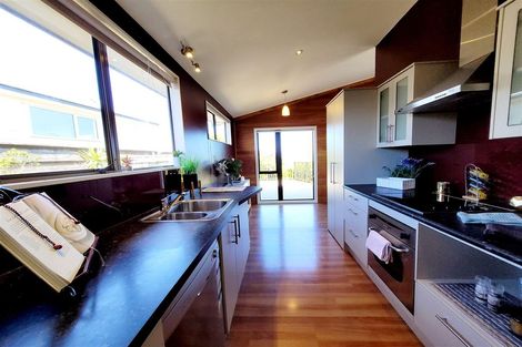 Photo of property in 10 Bayswater Place, Newlands, Wellington, 6037
