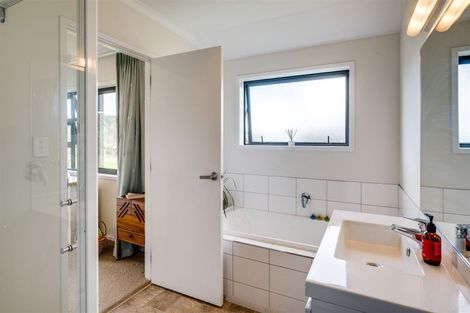 Photo of property in 94 Avery Road, Eskdale, Napier, 4182