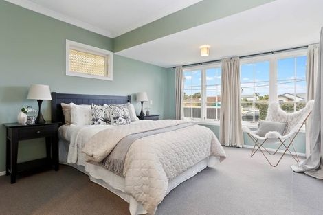 Photo of property in 28 Harbour View Road, Te Atatu Peninsula, Auckland, 0610