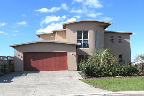 Photo of property in 8 Kawai Rise, Te Atatu Peninsula, Auckland, 0610