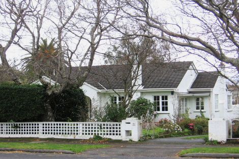 Photo of property in 92 Pahiatua Street, Hokowhitu, Palmerston North, 4410