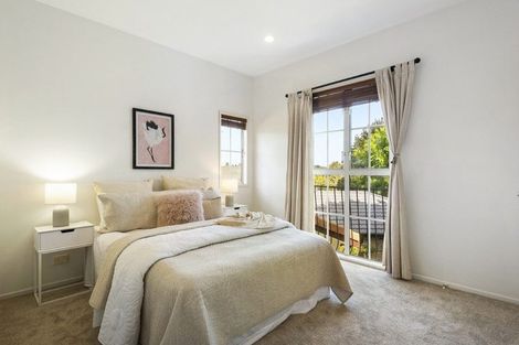 Photo of property in 1 Scarlet Oak Drive, Schnapper Rock, Auckland, 0632