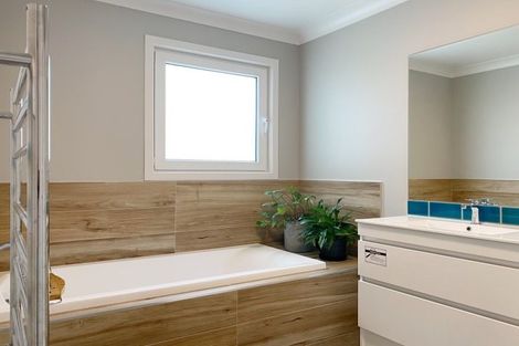 Photo of property in 18 Monaco Grove, Fitzherbert, Palmerston North, 4410