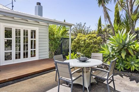 Photo of property in 12 Rodney Road, Northcote Point, Auckland, 0627