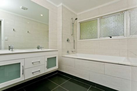 Photo of property in 8 Longwood Place, Forrest Hill, Auckland, 0620