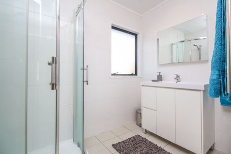 Photo of property in 28 Holmes Drive South, Massey, Auckland, 0614