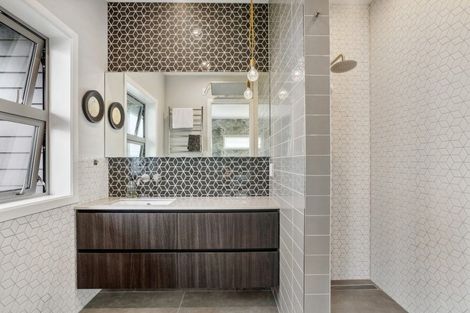 Photo of property in 7 Promontory Crescent, Newlands, Wellington, 6037