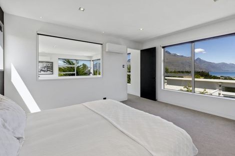Photo of property in 9 Garland Terrace, Kelvin Heights, Queenstown, 9300