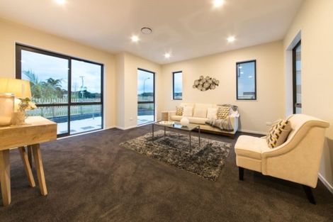 Photo of property in 15 Grove Way, Riverhead, 0820