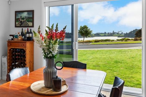 Photo of property in 32 Omahuru Road, Glenbrook, 2681