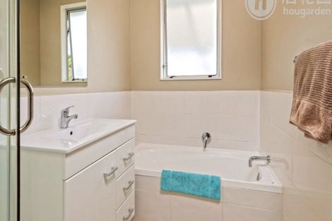 Photo of property in 27 Lambrown Drive, Totara Vale, Auckland, 0629