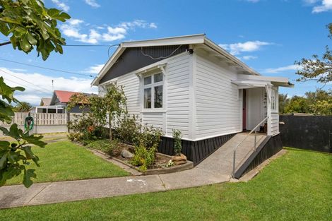 Photo of property in 2 Ngahina Street, Marton, 4710