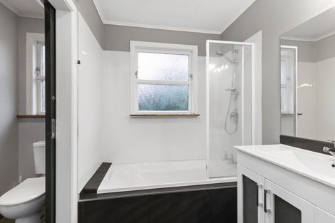 Photo of property in 51 Turville Crescent, Newlands, Wellington, 6037