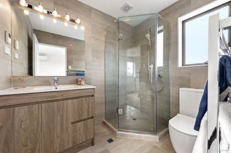 Photo of property in 37b Kingdale Road, Henderson, Auckland, 0610