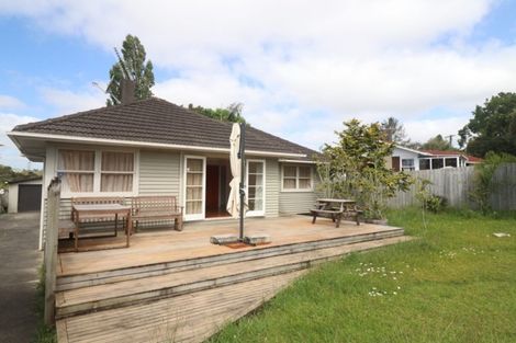 Photo of property in 4 La Rosa Street, Green Bay, Auckland, 0604