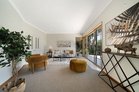 Photo of property in 3 Napuka Road, Henderson Valley, Auckland, 0612