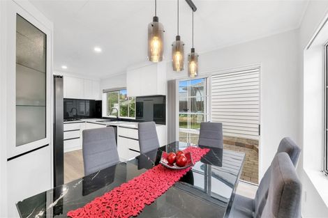 Photo of property in 14 Randwick Place, Randwick Park, Auckland, 2105