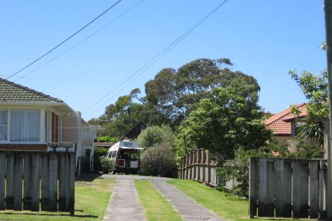 Photo of property in 1/11 Dallinghoe Crescent, Milford, Auckland, 0620