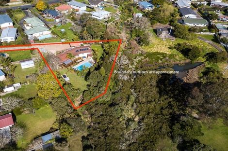 Photo of property in 2 Kelvin Crescent, Te Atatu Peninsula, Auckland, 0610
