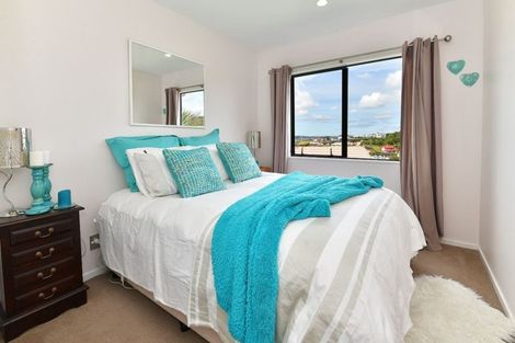 Photo of property in 18 Montcalm Close, Orewa, 0931