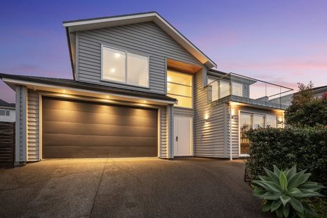 Photo of property in 6 Taraire Place, Orewa, 0931