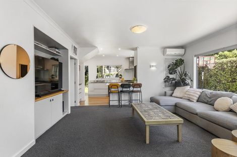 Photo of property in 318 Queens Drive, Lyall Bay, Wellington, 6022