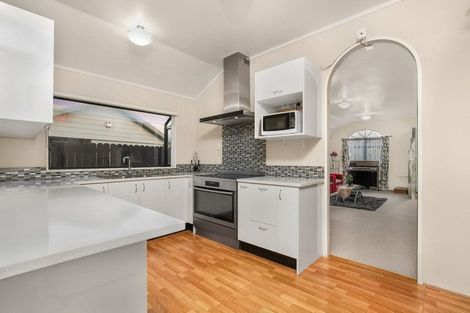 Photo of property in 32 Randwick Place, Randwick Park, Auckland, 2105
