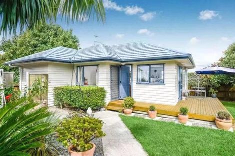 Photo of property in 1 Rixon Place, Te Atatu Peninsula, Auckland, 0610