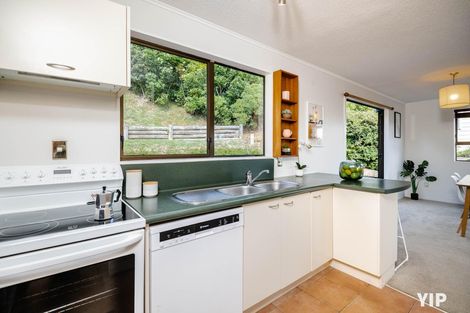 Photo of property in 44 Colchester Crescent, Newlands, Wellington, 6037