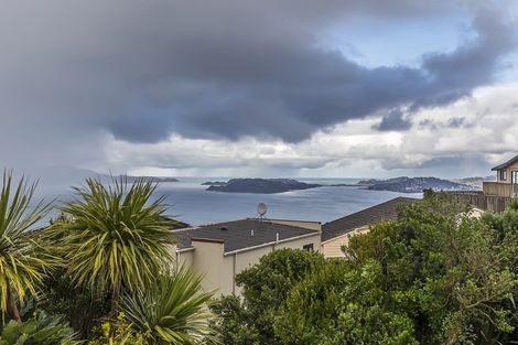 Photo of property in 40a Somes Crescent, Newlands, Wellington, 6037