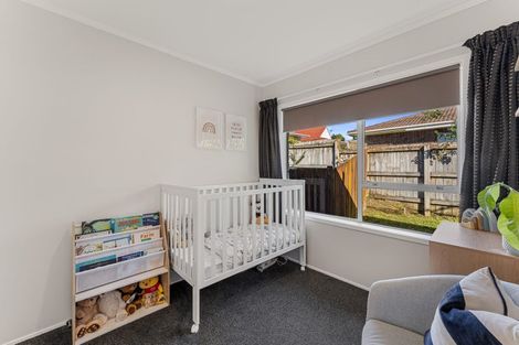 Photo of property in 2/14 Kingussie Place, Highland Park, Auckland, 2010