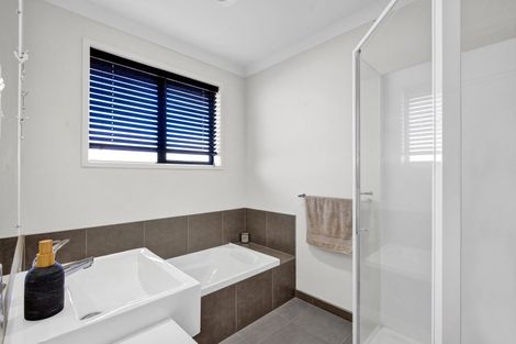 Photo of property in 21 Montague Grove, Stratford, 4332