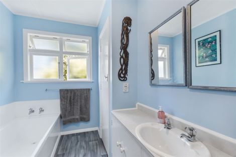 Photo of property in 6 Royston Way, Newlands, Wellington, 6037