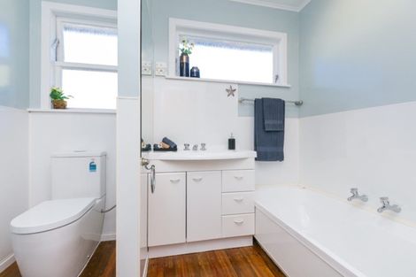 Photo of property in 6 Merritt Way, Newlands, Wellington, 6037